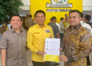 Pasangan Balon Bupati Konsel Irham Kalenggo – Wahyu Ade Pratama Imran Terima SK Model B KWK Dari DPP Golkar