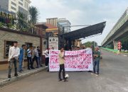 Gelar UNRAS Di Depan Mabes Polri, Konsorsium Mahasiswa Hukum Sultra, Desak Agar Transparansi Terkait Penyegelan Sejumlah Alat Berat Di Jetty PT. Kasmar Tiar Raya