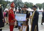 Bupati Konawe Terima Penghargaan Pengelolaan Keuangan Terbaik dari Gubernur Sulawesi tenggara