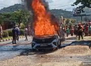 Mobil Mendadak Terbakar Di Depan SMPN 1 Unaaha