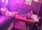 Beredar Sebua vidio Dua Sijoli lagi Bercocok Tanam Di Tempat Karauke Sambil Di Tonton Rekannya Diduga Di wakatobi