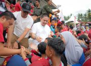 Bupati Kolaka Timur membagikan Susu kepada Siswa SDN Dan SMP Baik Kesetan Untuk Kecerdasaan, Anak Bangsa, 