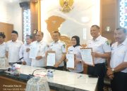 Bupati Konawe. Yusran Akbar Serahkan Aset Tanah Dan Bangunan Ke Bawaslu Konawe