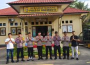 Polsek Onembute Melaksanakan Giat Bagi Takjil Bersama Ibu Bhayangkari Kepada Masyarakat pengguna Jalan Di Depan Kantor Polsek onembute,