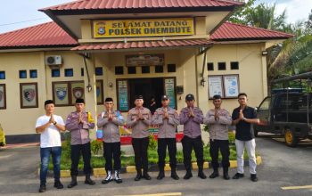 Polsek Onembute Melaksanakan Giat Bagi Takjil Bersama Ibu Bhayangkari Kepada Masyarakat pengguna Jalan Di Depan Kantor Polsek onembute,