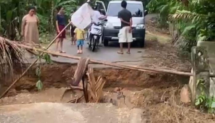 Jembatan Penghubung Asaki–Lambuya Putus, Aktivitas Warga dan Anak Sekolah Terganggu