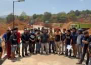 Forum Pemuda Dan Masyrakat Kecamatan Puriala Menyegel kantor PT. Cas