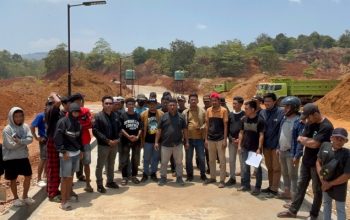 Forum Pemuda Dan Masyrakat Kecamatan Puriala Menyegel kantor PT. Cas