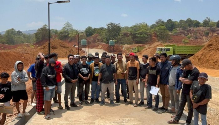 Forum Pemuda Dan Masyrakat Kecamatan Puriala Menyegel kantor PT. Cas